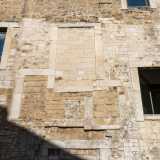 ...con arcate cieche, finestroni rinascimentali murati...